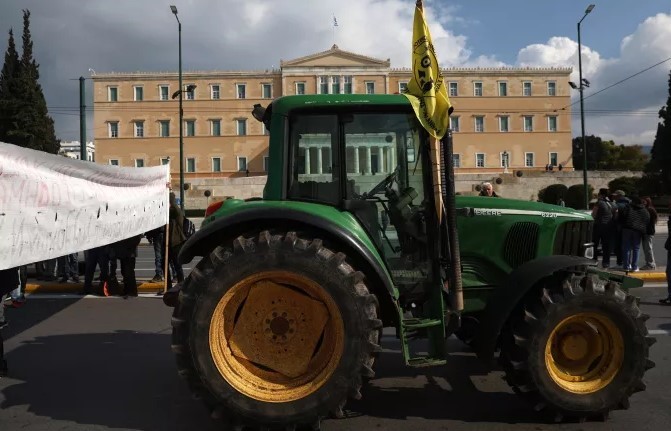 Αγρότες: Έφτασαν τα πρώτα τρακτέρ στο Σύνταγμα